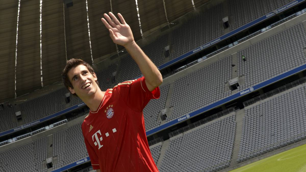 Javi Martinez winkt im Trikot des FC Bayern