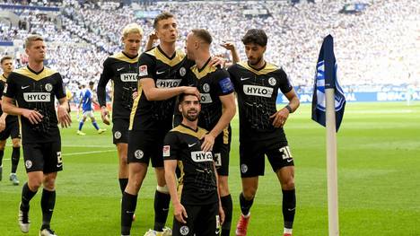 Das Sensationsteam von der SV Elversberg lässt sich auch am letzten Spieltag auf Schalke nicht aus der Ruhe bringen und zieht in die Relegation zur Bundesliga ein - mit gleich mehreren Knalleffekten.