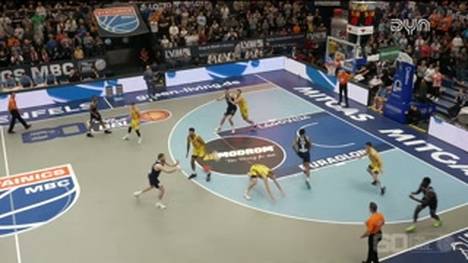 Die BBL-Highlights der Basketball-Partie SYNTAINICS MBC - ALBA BERLIN im Video.