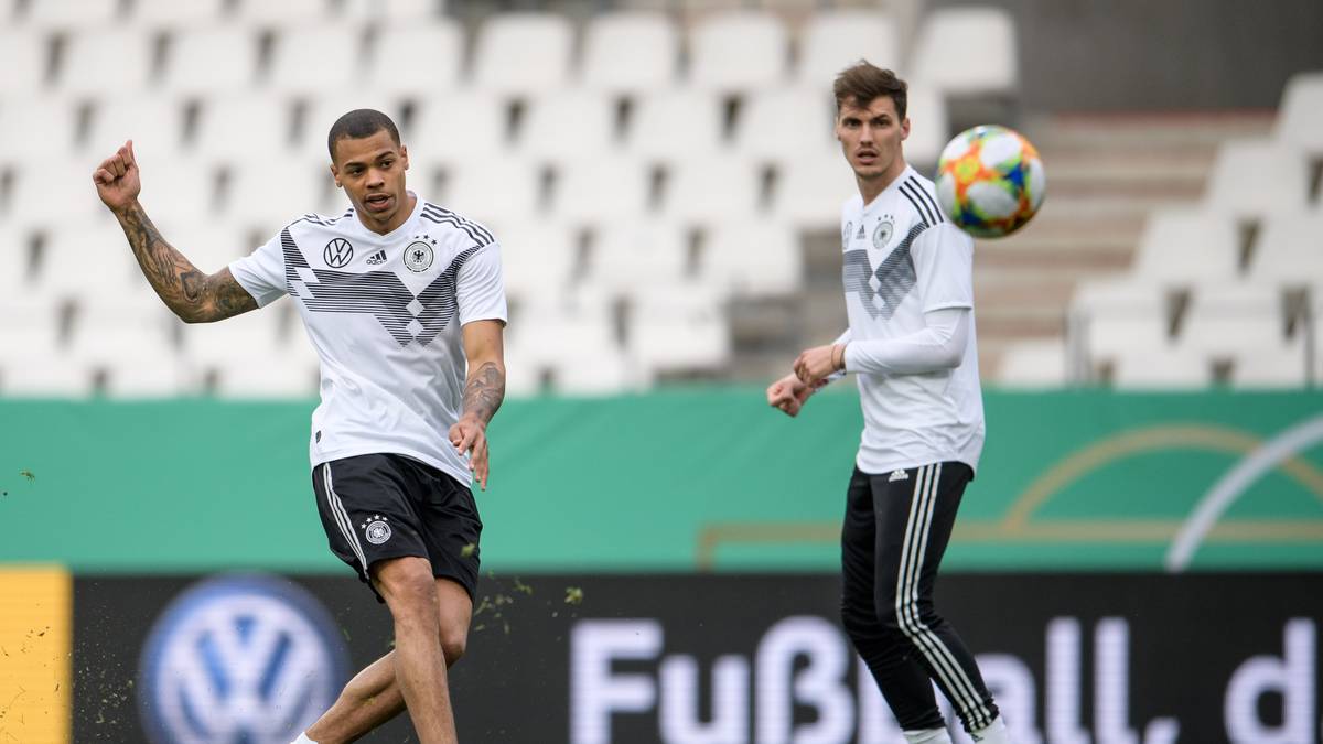 Für Lukas Nmecha (l.) wäre das Duell zwischen Deutschland und England (ab 20.15 Uhr im LIVETICKER) auf U21-Ebene ein ganz besonderes Spiel gewesen. Schließlich hat der Stürmer mit der englischen U19 den EM-Titel geholt und lief bis zuletzt für den Nachwuchs der "Three Lions" auf