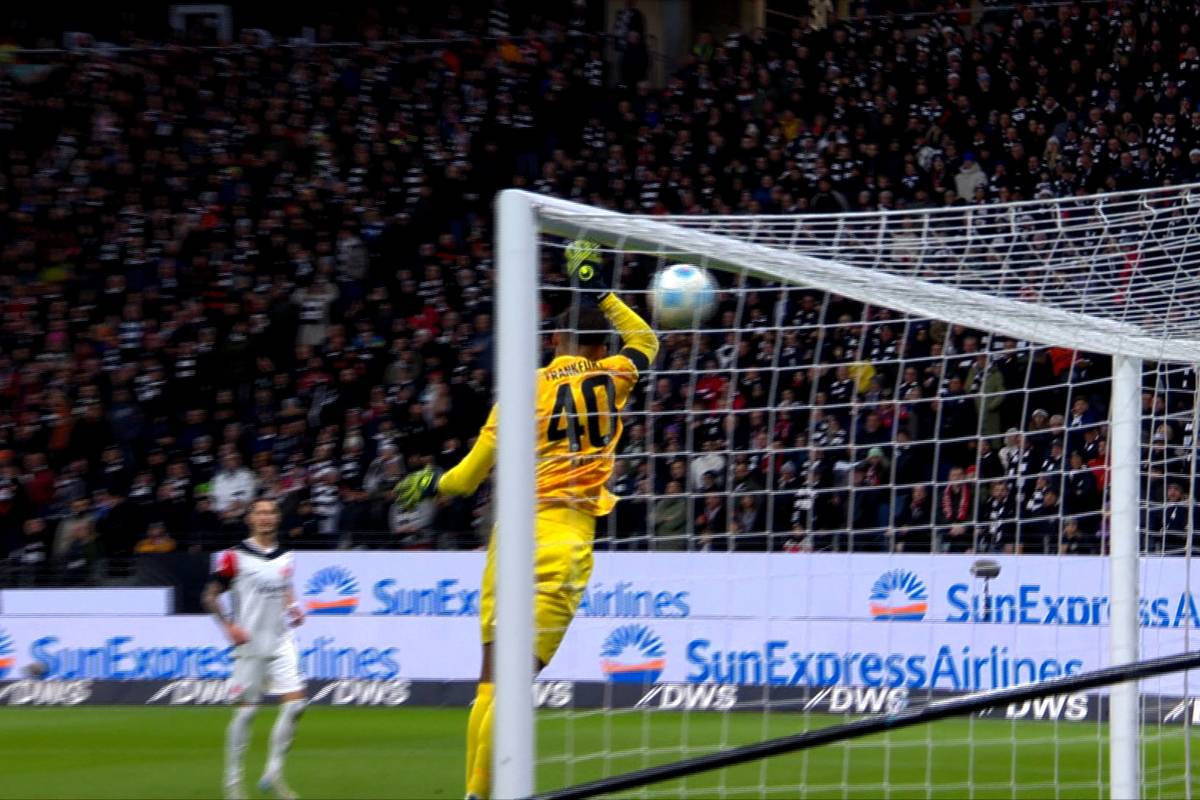 Frankfurt-Keeper Kaua Santos unterlaufen gegen Mainz gleich zwei dicke Schnitzer. Einer davon ist ähnlich absurd wie die Mutter aller Torwart-Blackouts von Cottbus-Schlussmann Piplica.