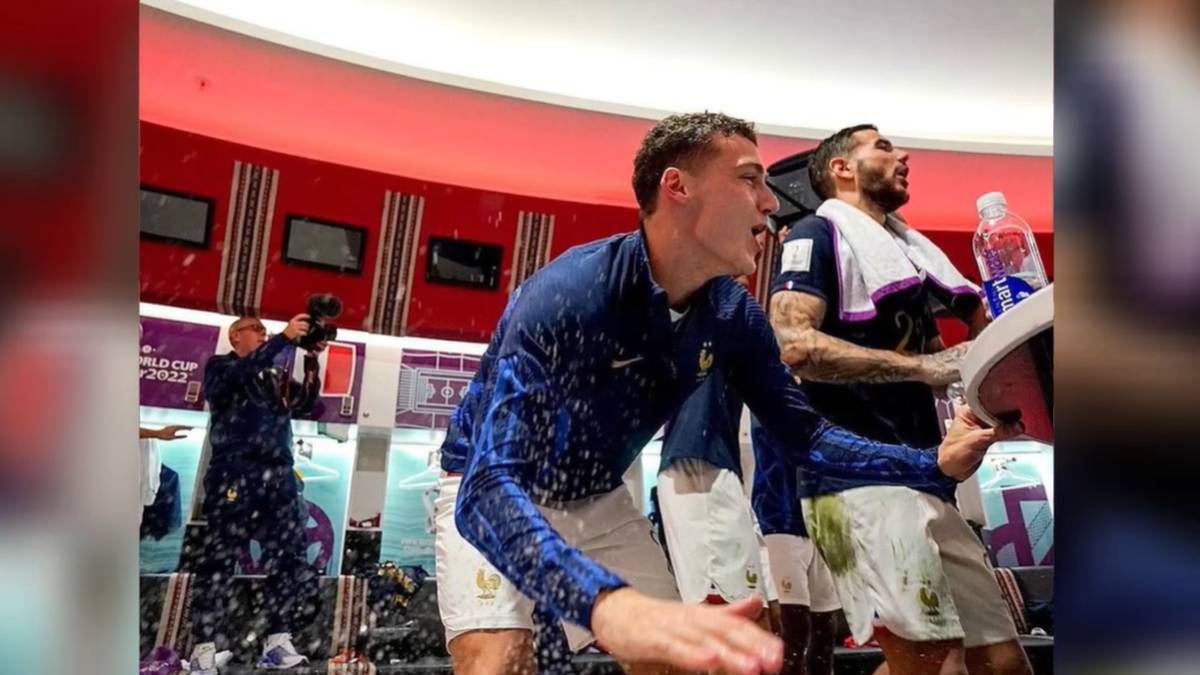 Frankreich zieht zum zweiten Mal nacheinander ins WM-Finale ein. Grund genug das ausschweifend zu feiern. Am Ende landet Bayerns Benjamin Pavard im Hotel-Brunnen.