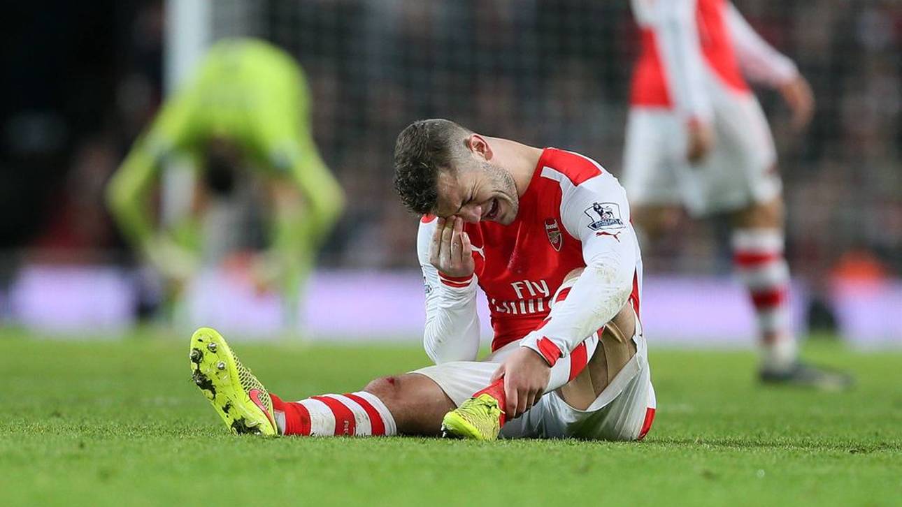 Jack Wilshere muss 2014 gegen Manchester United wegen einer Verletzung vom Feld