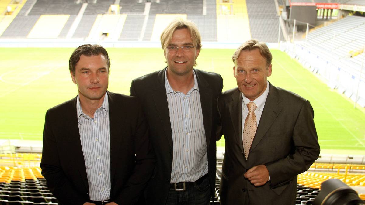 Während Mainz in der 2. Liga bleibt, geht es für Klopp zurück in die Bundesliga. Borussia Dortmund gewinnt den Kampf um den heiß begehrten Trainer-Shootingstar. BVB-Boss Hans-Joachim Watzke (r.) und Sportchef Michael Zorc präsentieren voller Stolz ihren neuen Hoffnungsträger