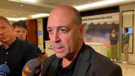 Bayer 04 Leverkusen ist nach dem Aus von Erik ten Hag auf der Suche nach einem neuen Trainer. Fernando Carro reagiert auf ein neues Gerücht.