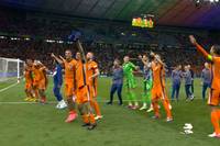 Nach dem Einzug ins Halbfinale der UEFA EURO 2024 feiern die Niederländer vor der Kurve mit ihrem viralen EM-Tanz. 
