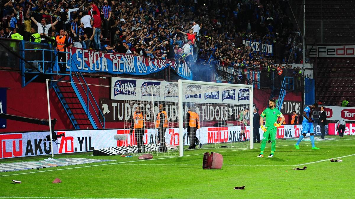 Einige Minuten zuvor hatten Trabzonspor-Fans hinter dem Tor von Fenerbahces-Schlussmann Volkan Demirel eine Absperrung durchbrochen. Stadionsitze und Böller flogen auf das Spielfeld 
