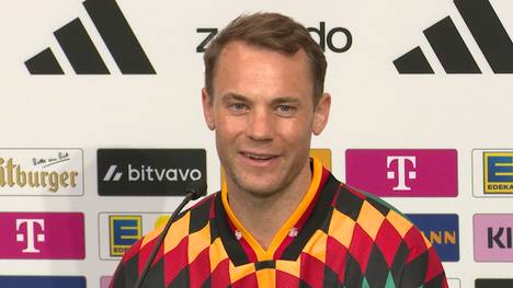 Manuel Neuer gibt auf der DFB-Pressekonferenz Einblick in die aktuelle Familiensituation. Seinen Sohn hat der Keeper vor der PK nach dessen Kinderturnen "ins Bett gebracht": 