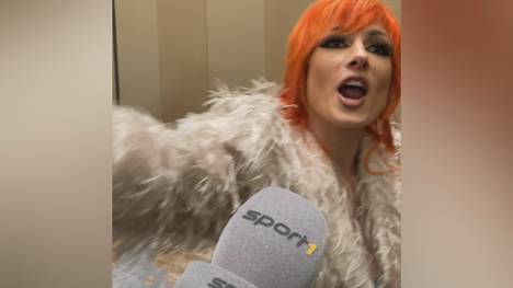 Der Tag vor der WWE-Megashow WrestleMania 38 in Dallas. SPORT1 spricht RAW-Damenchampion Becky Lynch darauf an, dass ihr Kampf diesmal nicht der offizielle Main Event ist. Ein Fehler …