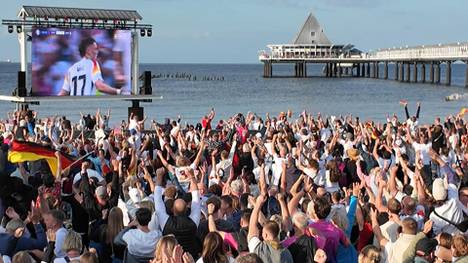 Im Viertelfinale der EM 2024 erzielt Florian Wirtz in letzter Minute den Ausgleich für Deutschland. Die Fans beim Public Viewing auf Usedom bejubeln den Treffer.