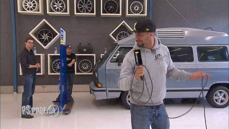 PS Profi-Zuschauer Tobias braucht eine Auszeit von seinem Job als Arzt und will eine Europa-Rundreise machen. Deswegen bittet er Jean-Pierre um Hilfe. Tobias sucht einen guten, soliden Camper für 10.000 € - keine einfache Aufgabe für den PS Profi. Einen Volkswagen T4 California hat Tobias bereits selbst recherchiert. Jean Pierre checkt außerdem einen Toyota Hilux und einen T3 Dehler Profi. Die Zeit ist knapp, denn für den Sport1 Trackday muss Jean-Pierre auch noch seinen Nissan 350Z tunen!