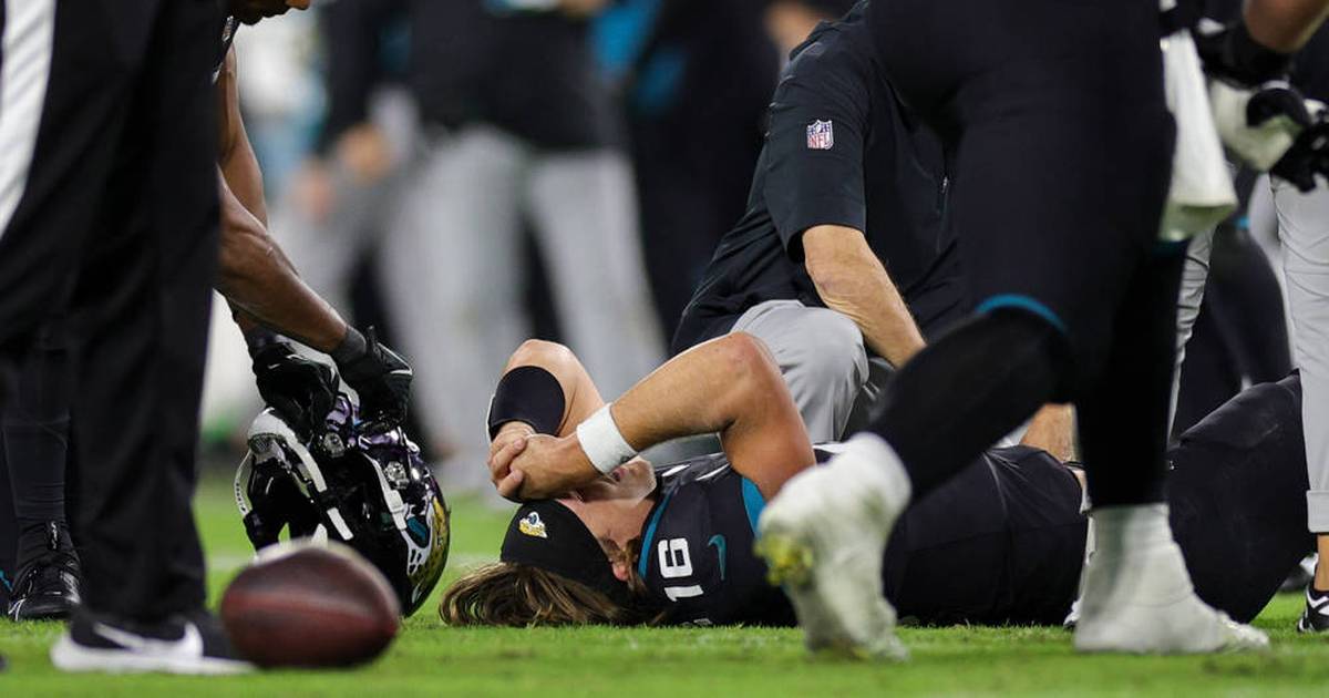 Momento de terror para la estrella de los Jaguars, Trevor Lawrence, en la derrota en tiempo extra ante los Bengals