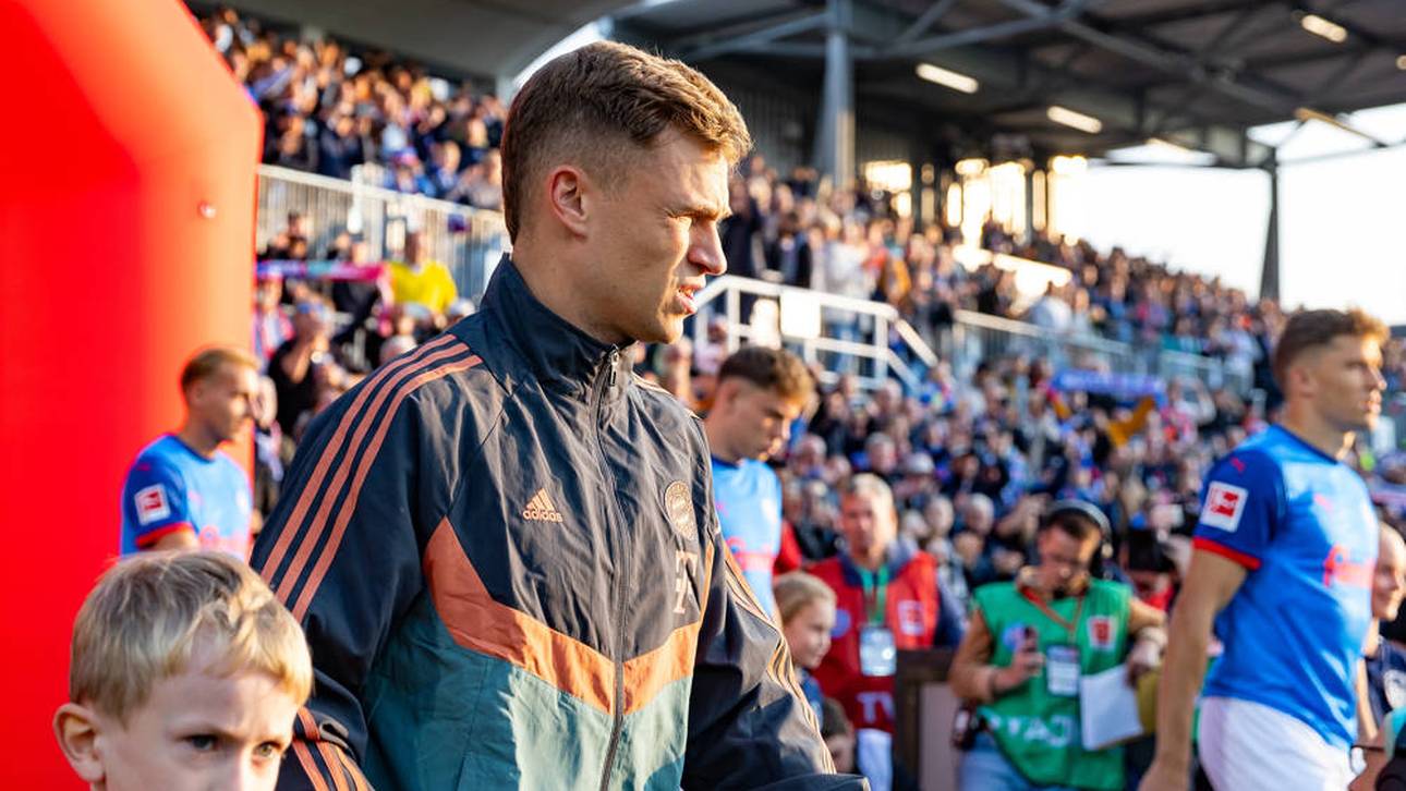 Joshua Kimmich wird beim Betreten des Rasens in Kiel von der Sonne geblendet