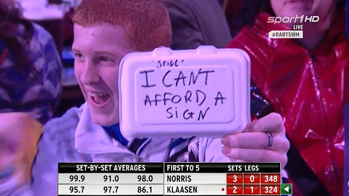 Unzählige Schilder mit Anfeuerungen oder Grüßen an die Heimat sind im Ally Pally zu sehen. Dieser junge Mann wollte sich offenbar kein Schild leisten und teilt es der Öffentlichkeit auf einem kleinen Pappteller mit