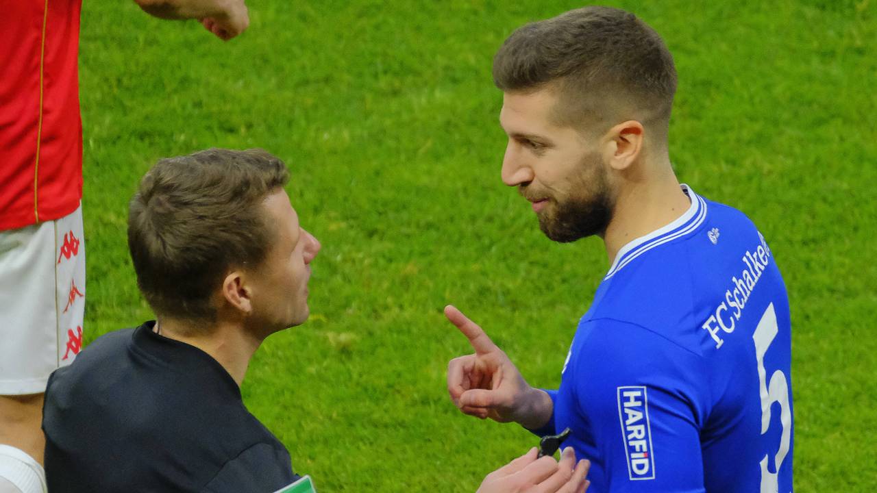 Newsflash: Schalke-Fans beleidigten Schiedsrichter übel