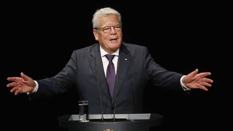 Bundespräsident Joachim Gauck erhält eine Auszeichnung vom DOSB