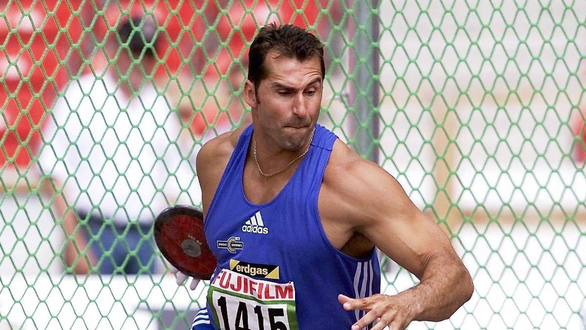 Lars Riedel wurde als Diskuswerfer Olympiasieger und fünf Mal Weltmeister. 2008 erschien seine Autobiographie "Meine Welt ist eine Scheibe", in der er die Vorgehensweise einiger Dopingkontrolleure als menschenunwürdig bezeichnete