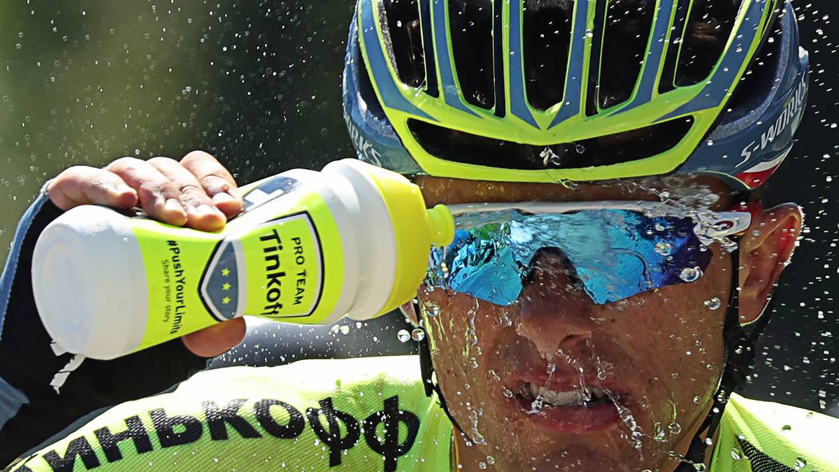 ...und sammelt an den ersten drei Anstiegen genug Punkte, um den aktuell Bergwertungsführenden Thoams de Gendt zu diesem Zeitpunkt abzulösen. Ob es dafür am Abend mehr als Wasser gab?