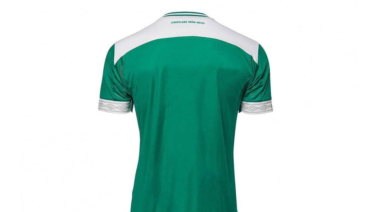 Auf der Rückseite setzt sich der Look nahtlos fort, am Kragen ist der Schriftzug "Lebenslang Grün-Weiß" eingelassen