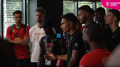 Die Mannschaft stellt sich geschlossen der Presse und DBB-Guard Maodo Lo übernimmt das Wort. "Aus Solidarität" mit dem Head Coach spricht die Mannschaft die Unterstützung für Mumbru aus.