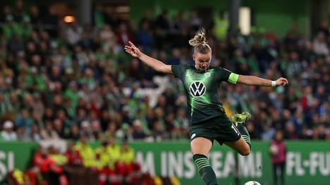 WOLFSBURG, GERMANY - OCTOBER 16: Alexandra Popp of VfL Wolfsburg runs with the ball during the UEFA Women's Champions League Round of 16 First Leg match between VfL Wolfsburg and Twente Enschede at AOK-Stadion on October 16, 2019 in Wolfsburg, Germany. (Photo by Cathrin Mueller/Getty Images)