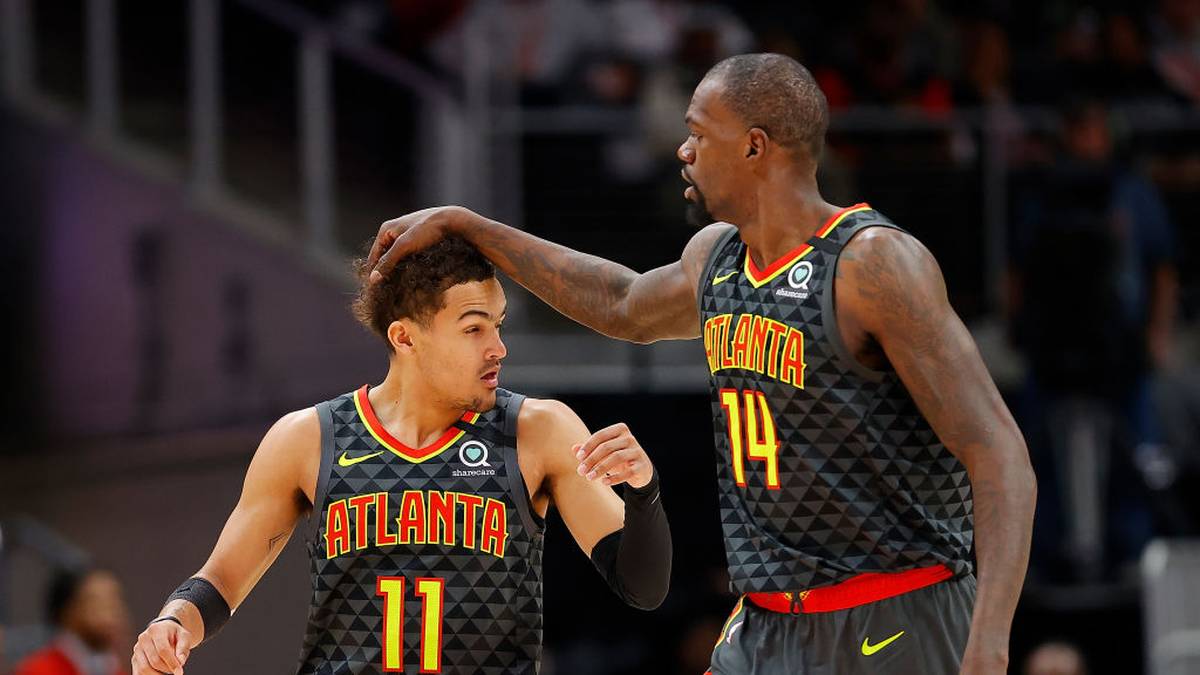 PLATZ 23 - ATLANTA HAWKS (1,52 Milliarden): Auch der Wert der Hawks um das neue Gesicht Trae Young (l.) schellte beträchtlich in die Höhe (+17 Prozent), obwohl der sportliche Erfolg erst einmal ausblieb