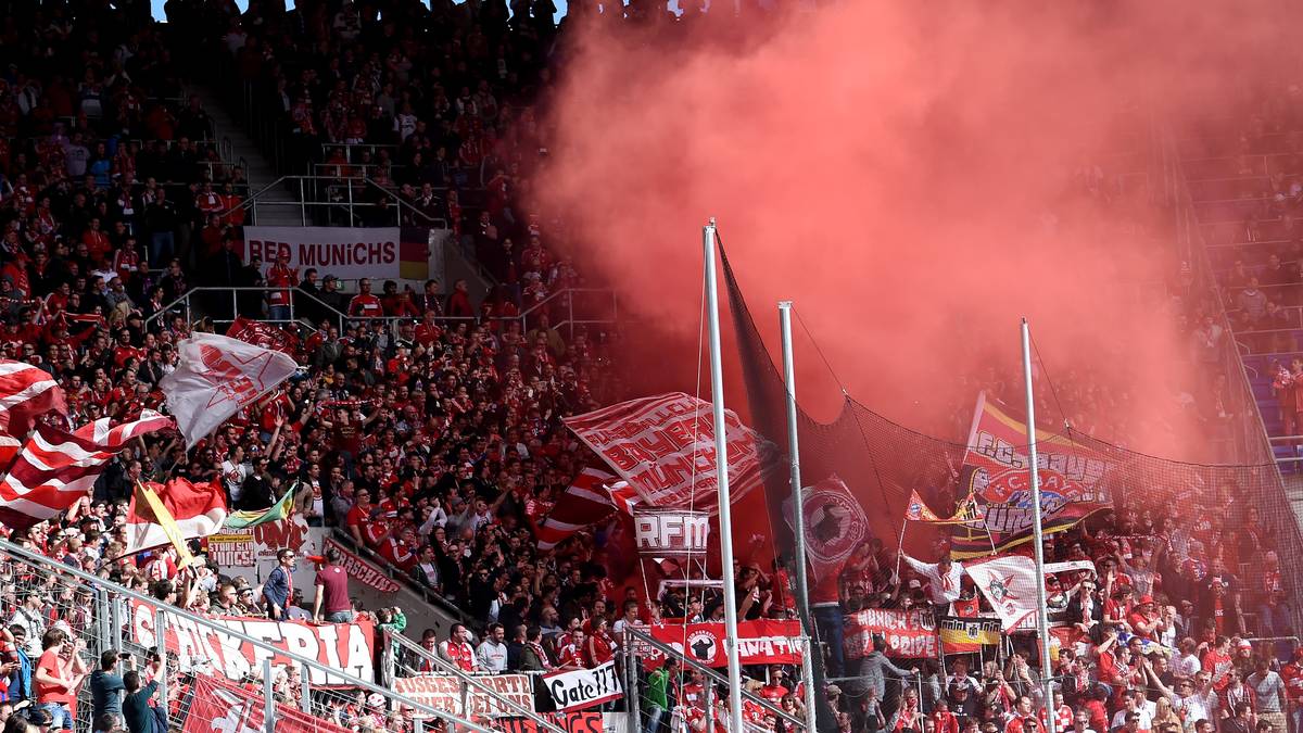 Die mitgereisten Fans feiern den Treffer. Mit der Führung geht es in Sinsheim in die Pause
