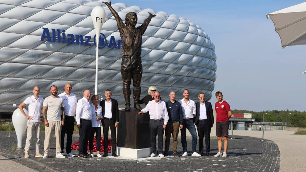 "Der Bomber der Nation", wie Müller genannt wurde, überragte in der Bundesliga mit 365 Treffern und 98 Assists.