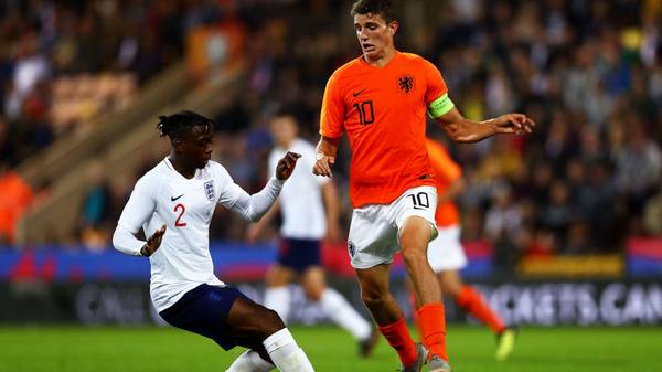 NORWICH, ENGLAND - SEPTEMBER 06:  Aaron Wan Bissaka of England is challenged by Guus Til of the Netherlands during the 2019 UEFA European Under 21 Championship Qualifying match between England U21 and Netherlands U21 at Carrow Road on September 6, 2018 in Norwich, England.  (Photo by Naomi Baker/Getty Images)