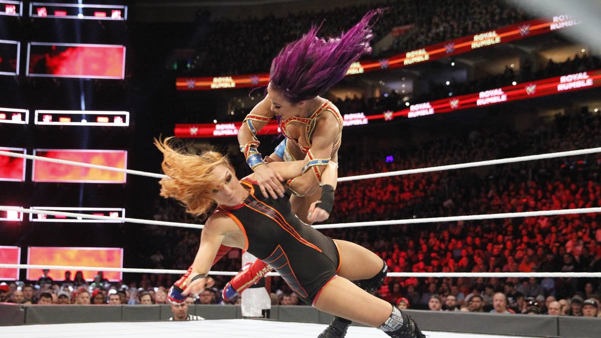 Am Ende der Show folgt der historische erste Frauen-Rumble. An 1 und 2 zwei absolute Leistungsträgerinnen der Szene: Sasha Banks mit den charakteristischen lila Haaren und der "Irish Lasskicker" Becky Lynch
