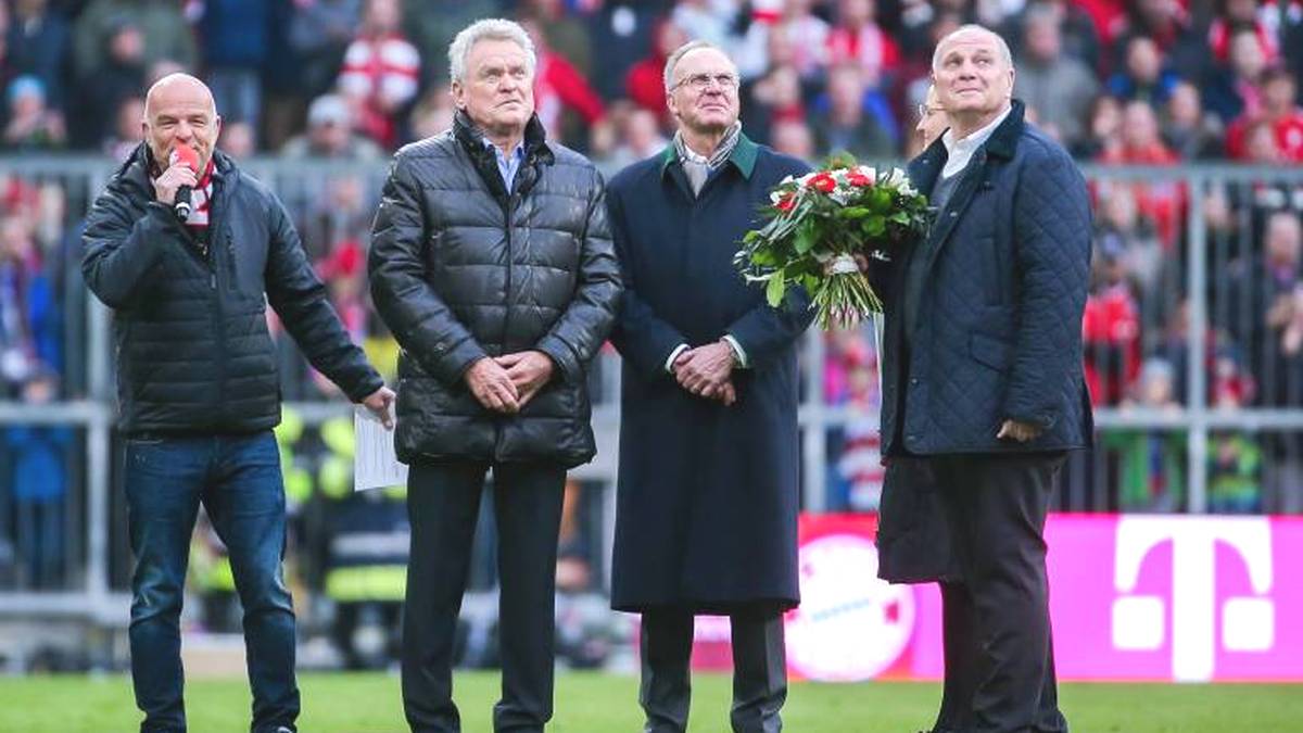 Sepp Maier (2. v. li.) bekommt 2019 zu seinem 75. Geburtstag Blumen von seinem Weggefährten Uli Hoeneß überreicht 