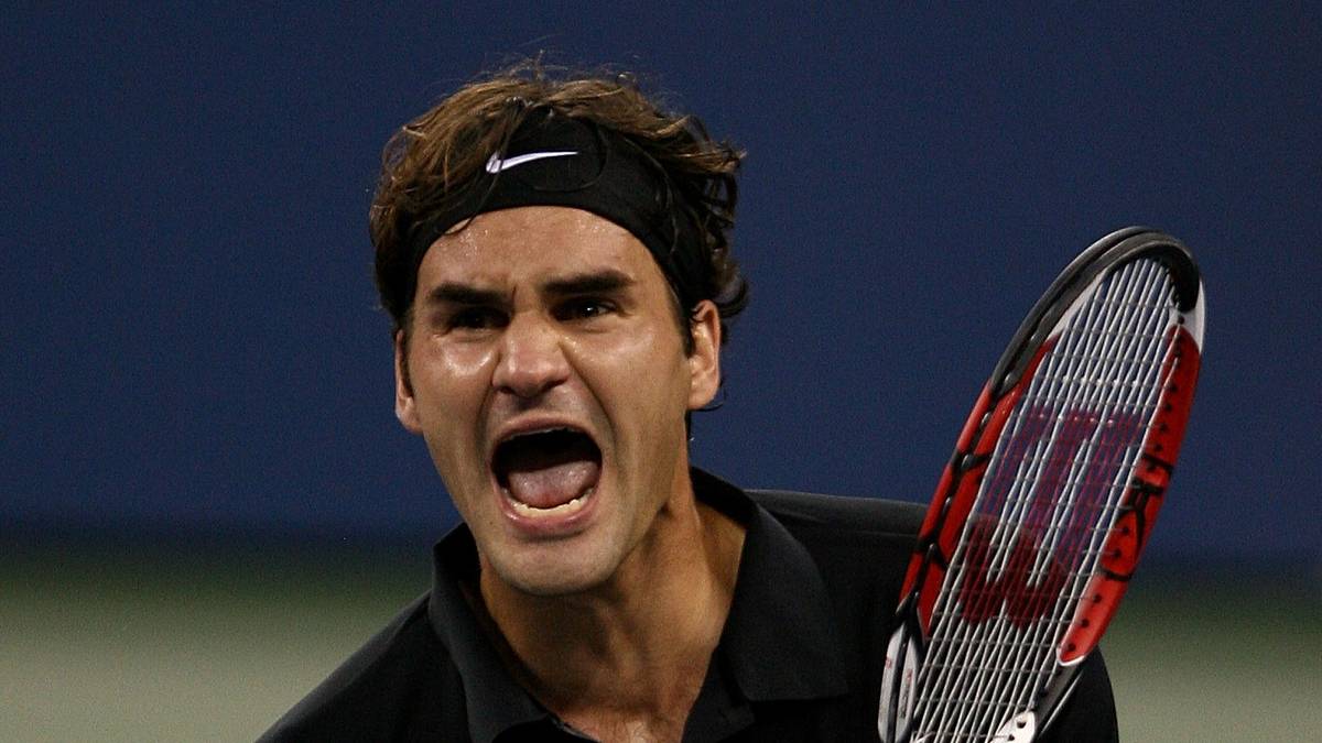 Das Spiel ist allerdings knapper, als es das bloße Ergebnis vermuten lässt. Satz eins und zwei entscheidet Federer erst im Tie-Break für sich. Der damals 20 Jahre alte Djokovic vergibt alleine im 1. Durchgang fünf Satzbälle 