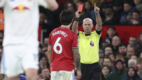 Manchester United verliert gegen Leeds das zweite Ligaspiel in Folge, auch wegen eines Platzverweises. Trainer Michael Carrick hat für die Entscheidung des Schiedsrichters wenig Verständnis.