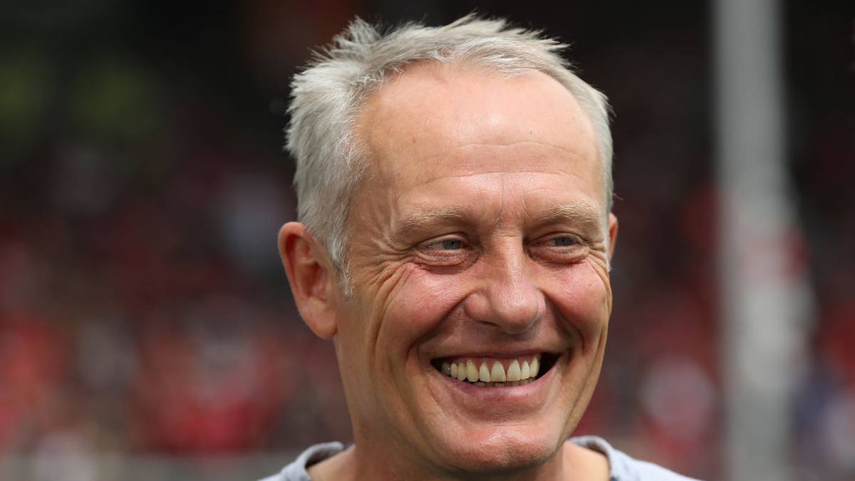 Der 54-Jährige überzeugt nicht nur als Fachmann, sondern vor allem als sogenannter "Typ". Auch regelmäßig über den Tellerrand des Fußballs hinausschauend, ist Streich seit nunmehr 294 Spielen an der Seitenlinie der Freiburger - und maßgeblich für den aktuellen Höhenflug verantwortlich. Stetig dem eigenen Nachwuchs eine Chance gebend, verdanken ihm zahlreiche Spieler den Durchbruch im Profifußball