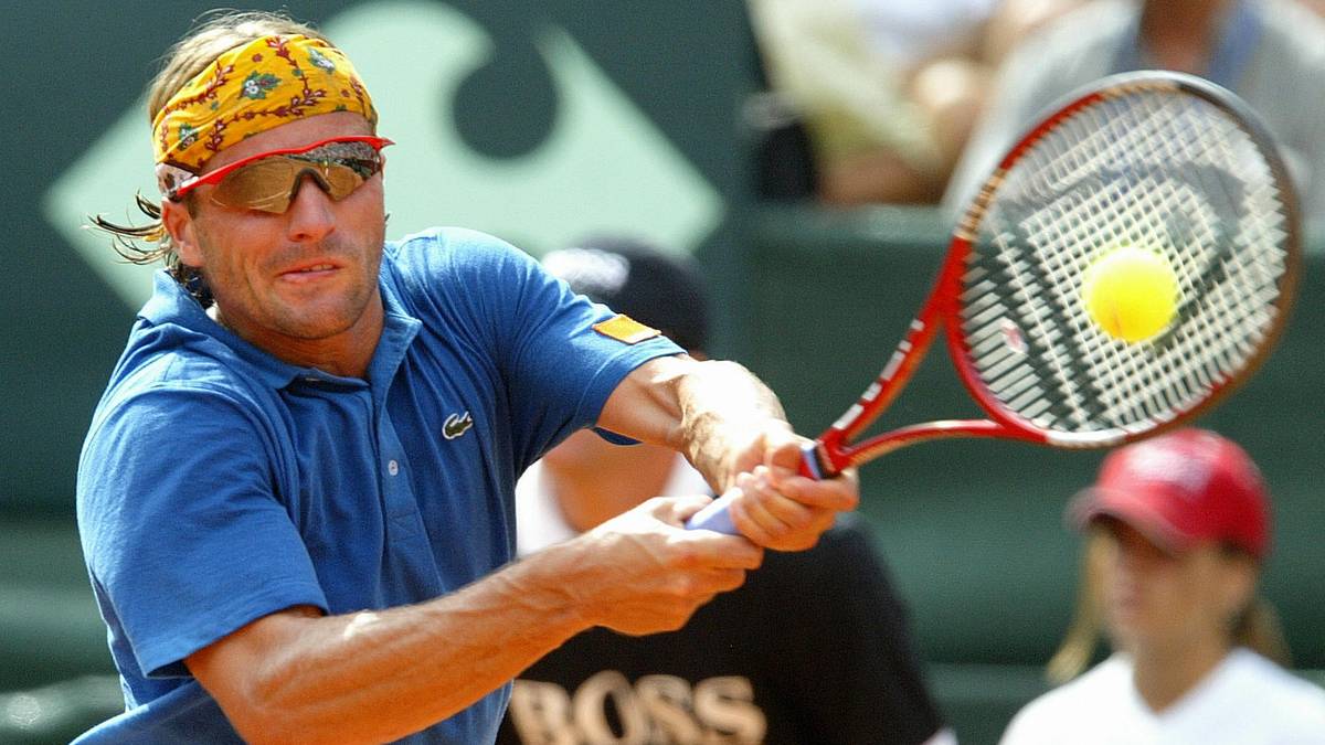 Nur die beiden Franzosen Fabrice Santoro und Arnaud Clement liefern sich 2004 ein längeres Match bei den French Open. Santoro besiegt seinen Landsmann mit 6:4, 6:3, 6:7, 3:6 und 16:14 in insgesamt 6 Stunden und 33 Minuten