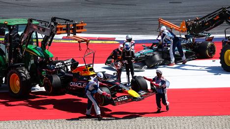 Schlimmer hätte das Red-Bull-Heimrennen für Max Verstappen nicht laufen können. Nach dem enttäuschenden Qualifying wird das Rennen früh zum Desaster.