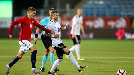 Martin Odegaard (l.) bezwang 2017 mit Norwegens U21 Deutschland