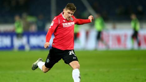 HANOVER, GERMANY - NOVEMBER 25: Sebastian Jung of Hannover runs with the ball during the Second Bundesliga match between Hannover 96 and SV Darmstadt 98 at HDI-Arena on November 25, 2019 in Hanover, Germany. (Photo by Martin Rose/Bongarts/Getty Images)