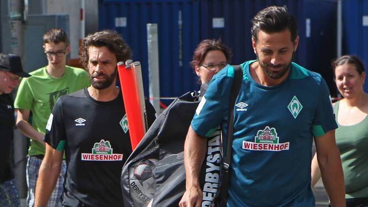 Axel Dörrfuß (l.) zu seiner Zeit bei Werder Bremen auf dem Weg zum Trainingsplatz. Vor ihm geht Claudio Pizarro