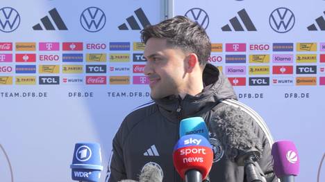 Nadiem Amiri ist zurück bei der Nationalmannschaft. Bei einer Frage zu seiner Rückennummer interveniert die Pressesprecherin des DFB.