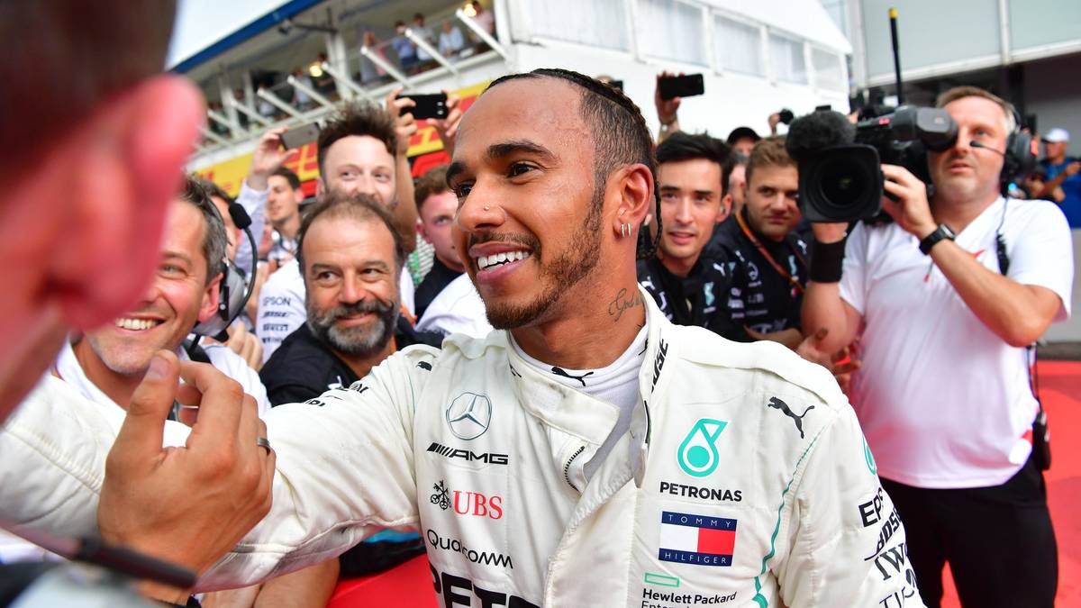 2019 ist der Hockenheim-GP für LEWIS HAMILTON ein Tag zum Vergessen, von der Pole stürzt der Weltmeister am Ende bis auf Platz elf ab. Vor Jahresfrist noch das umgekehrte Bild: Gestartet von Platz 14 fährt Hamilton am Ende zum Sieg und sorgt für die Wende im Titelkampf gegen Sebastian Vettel. Der Ferrari-Star fliegt kurz vor Schluss in Führung liegend ab und verhilft dem großen Rivalen damit unfreiwillig zum Sieg