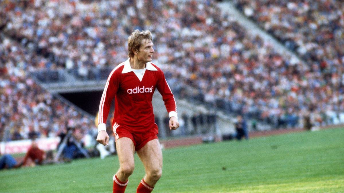 BJÖRN ANDERSSON (76/77): In Schweden geboren, wechselt er nach einer Profistation in seinem Heimatland zum FCB. Im Europapokalfinale 1975 gegen Leeds United verletzt sich der Mittelfeldspieler schwer am Knie, wovon er sich nie mehr vollständig erholt