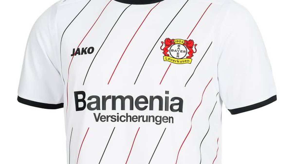 Das weiße Sondertrikot ist eine Hommage an den Dress der Europapokalsieger von vor 30 Jahren. Wie damals zieren dünne Diagonalstreifen in Schwarz und Rot die Vorderseite des Outfits. Auch Hosen und Stutzen sind überwiegend weiß