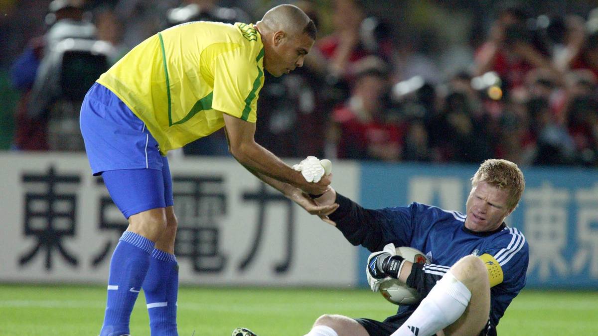 Oliver Kahn nach seinem folgenschweren Fehler im WM-Finale 2002 gegen Brasilien mit Torschütze Ronaldo