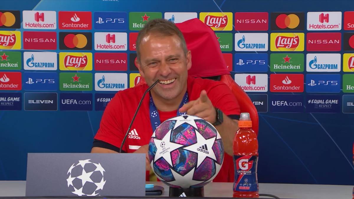 Nach dem Spiel unterhielt sich Hansi Flick auf dem Platz mit Thiago. Auf die Nachfrage eines Journalisten, ob es dessen letztes Spiel für den FC Bayern München gewesen sei, antwortet der Bayern-Coach überraschend und erlaubt sich einen Spaß.