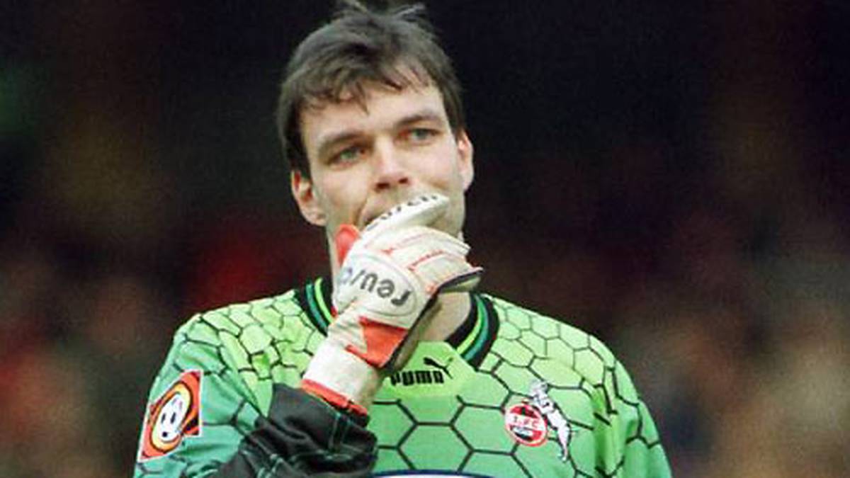 Köln-Torwart Andreas Menger fühlte sich wohl auch nicht wohl in den "Wabentrikots" des FC