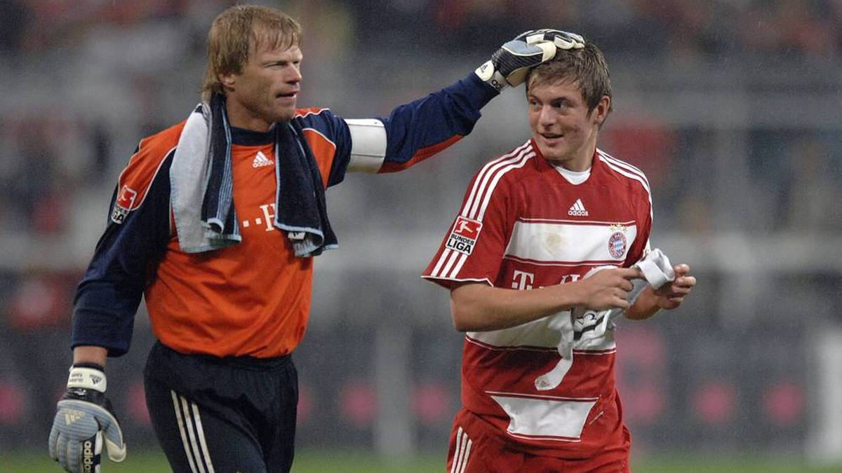 Bayerns Oliver Kahn tätschelt Toni Kroos in der Saison 2007/08 nach dem 5:0-Sieg gegen Cottbus 