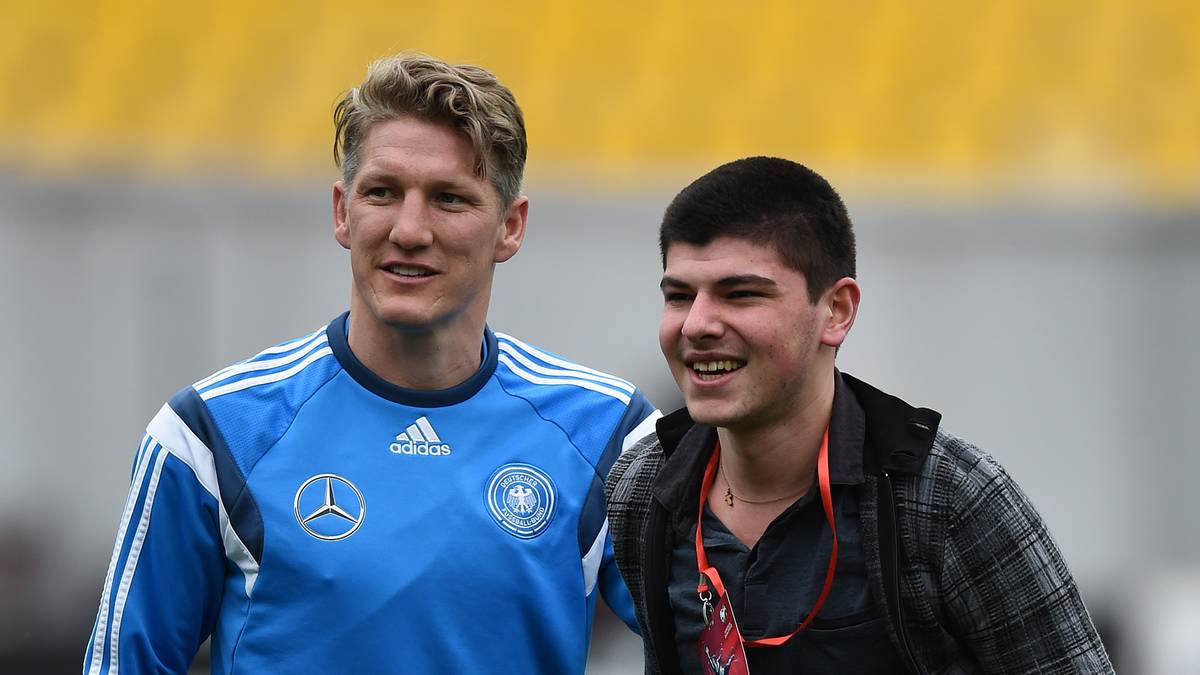 Danach geleiten ihn die Sicherheitsleute vom Platz - die Weltmeister wollen schließlich weitertrainieren