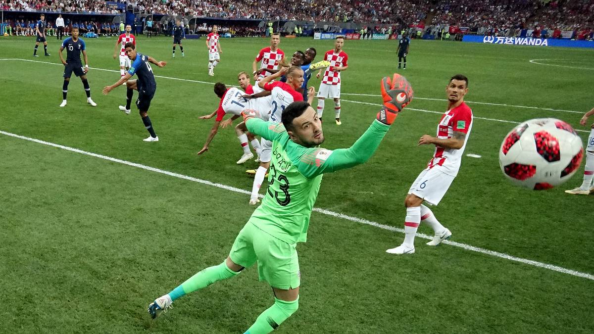 DANIJEL SUBASIC: Die erste halbe Stunde gar nicht gefordert, beim Eigentor durch Mandzukic chancenlos. Statt Elfmeter-Held dieses Mal vom Punkt verladen. Gute Parade gege Mbappe (53.), aber sowohl beim dritten als auch beim vierten Tor der Franzosen wirkte der Keeper ein wenig behäbig. SPORT1-Note: 4