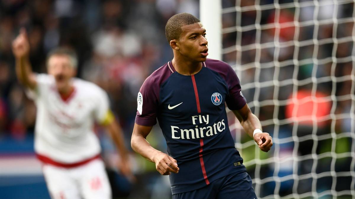 PLATZ 20 - KYLIAN MBAPPE (19/Frankreich/Paris Saint-Germain): Rechtfertigt in eindrucksvoller Manier, warum er als größtes Sturm-Talent des Planeten gilt. Schießt nicht nur Tore, sondern sprüht vor Spielfreude. Die Verteidiger des FC Bayern können ein Lied davon singen. Sieben Scorer-Punkte in der Champions League, in der Ligue 1 mit zehn Toren und acht Assists noch im Schatten seiner prominenten Nebenleute